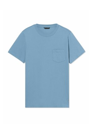 Hellblaues kurzärmeliges Baumwoll-T-Shirt mit rundem Ausschnitt und Brusttasche auf der linken Seite, dargestellt vor weißem Hintergrund.