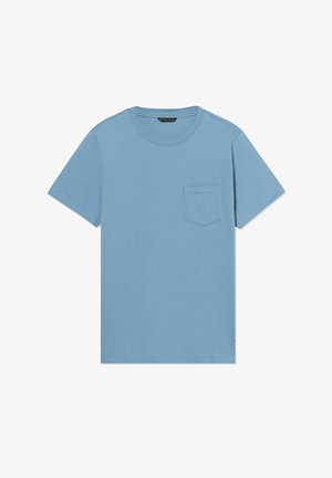 T-shirt di cotone azzurro chiaro a maniche corte con scollo rotondo e taschino sul petto a sinistra, mostrata su sfondo bianco.