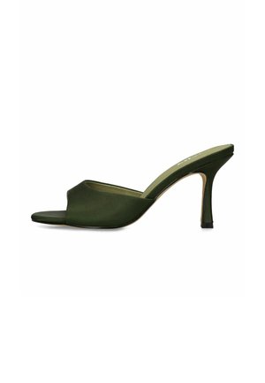 Dunkelgrüner Offener Mule mit schlankem hohen Absatz und satinartiger Oberfläche, von der Seite auf weißem Hintergrund gezeigt.