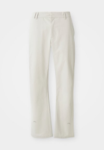 Hellgraue, gerade geschnittene Hose aus glattem Material. Mit Fronttaschen, Gürtelschlaufen und einem dezenten Logo nahe dem Saum.