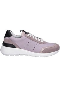 Helles lila Sneaker mit einem glatten Lederoberteil, Wildlederakzenten, weißen Schnürsenkeln und einer dicken weißen Sohle. Verfügt über eine schwarze Ferse und perforierte Details.