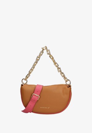 Sac à main en cuir beige avec une bandoulière rose, doté d'une poignée en chaîne dorée, d'une fermeture éclair et d'un logo de marque à l'avant.