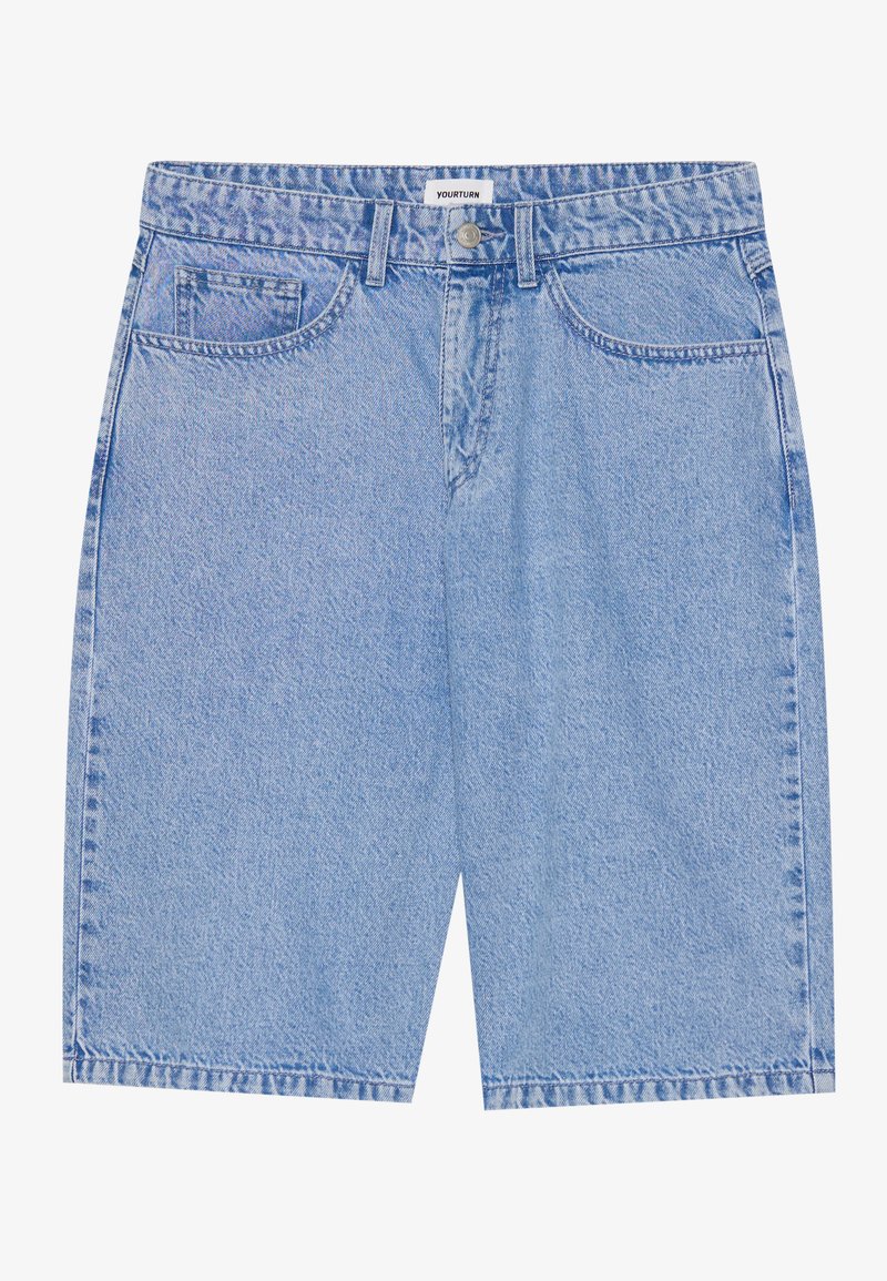 Shorts in denim azzurro chiaro con taglio dritto, dotati di due tasche frontali e chiusura con bottone. Tessuto testurizzato con dettagli di cucitura classici.
