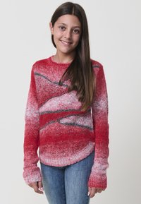 Pullover a maglia rosso e rosa con un motivo a onde, maniche lunghe e orlo arrotondato. Texture morbida con accenti neri a contrasto.