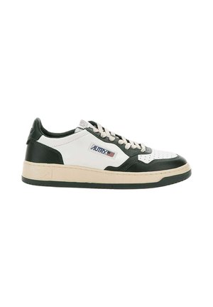 Scarpa da ginnastica basse bianca e nera con suola beige, punta traforata, lacci beige e logo "Autry" con bandiera americana sul lato.