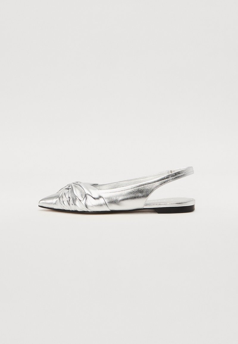 Chaussure plate argentée en métal, à semelle slingback, avec un bout pointu, un détail de nœud texturé à l'avant et une fine semelle noire. Finition lisse, design minimaliste.