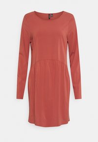 Vestido de mangas longas na cor ferrugem, com decote redondo e costura na cintura franzida, confeccionado em tecido suave com uma textura lisa.