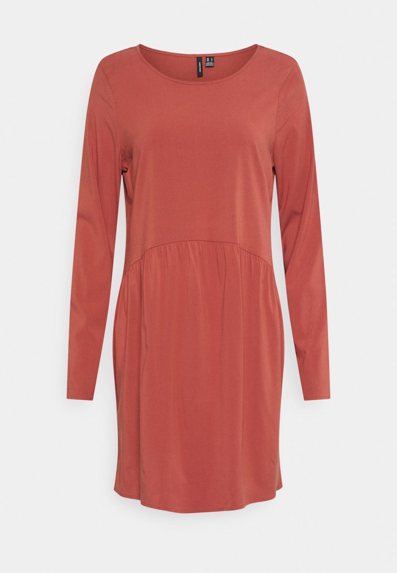 Vestido de mangas longas na cor ferrugem, com decote redondo e costura na cintura franzida, confeccionado em tecido suave com uma textura lisa.