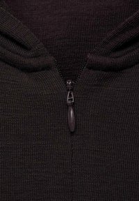 Felpa nera con zip, caratterizzata da un motivo tessuto testurizzato e una cerniera nascosta. Presenta un colletto alto e una finitura in tessuto morbido.