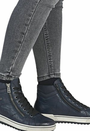 Baskets montantes en cuir bleu marine avec une finition texturée, dotées d'une fermeture éclair sur le côté, de lacets noirs et d'une semelle en caoutchouc blanche.