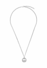 Collana d'argento con un pendente ottagonale testurizzato e una catena a maglie fini. Caratterizzata da un gancio regolabile per variazioni di misura.