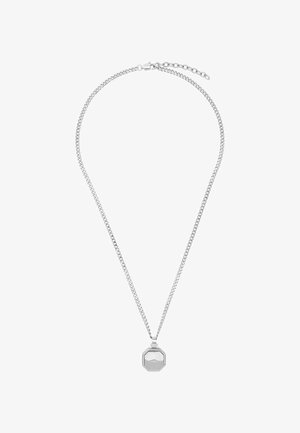 Zilveren ketting met een gestructureerde octagonale hanger en een fijne schakelketting. Voorzien van een verstelbare sluiting voor maatvariaties.
