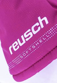 Lila Softshell-Handschuhe mit weißem "reusch"-Logo und "SOFTSHELL"-Text. Glatte Textur mit kleinem Punktmuster und taillierter Passform.
