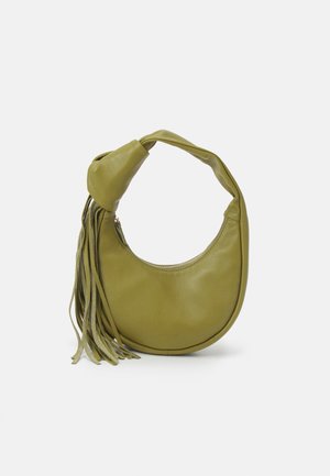 Olivgrüne, halbmondförmige Ledertasche mit einem geknoteten Griff und langen Fransen an einer Seite vor weißem Hintergrund.