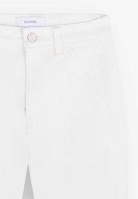 Weiße Denim-Hosen mit einem Reißverschluss und einem Knopfverschluss. Der Stoff ist glatt mit feinen Nähten und schrägen Fronttaschen.