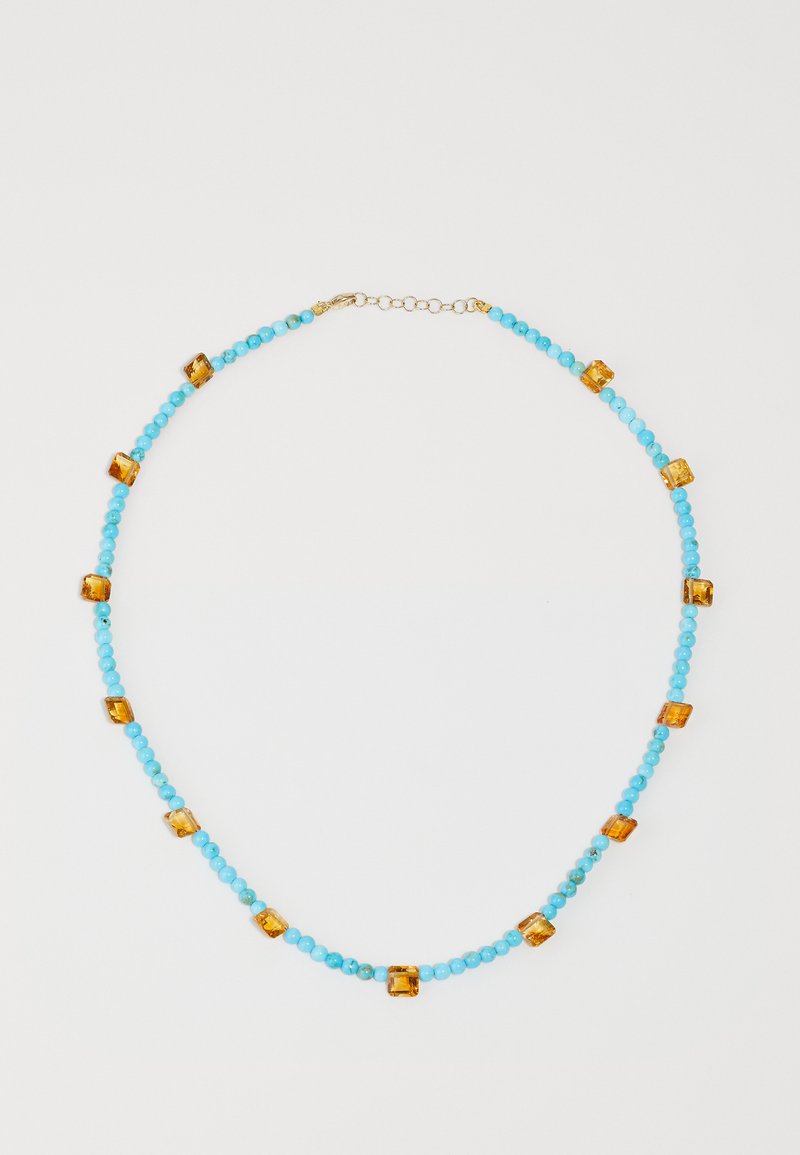 Κολιέ με χάντρες που διαθέτει στρογγυλές ελαφρά μπλε πέτρες και γυαλιστερές τετράγωνες αποχρώσεις από κεχριμπάρι, με αλυσίδα και κούμπωμα σε τόνο χρυσού.