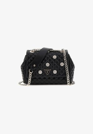 Schwarze gequiltete Handtasche mit silberner Kettenriemen, verziert mit blumenförmigen Strasssteinen und einem Logoschild auf der Vorderseite.