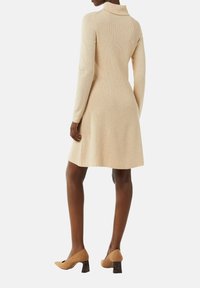 comma MIT TURTLENECK - Strickkleid - beige