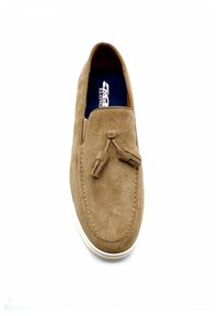 Mocassin en daim marron avec des glands décoratifs, semelle en caoutchouc blanche, bout rond et détails de couture le long des bords.