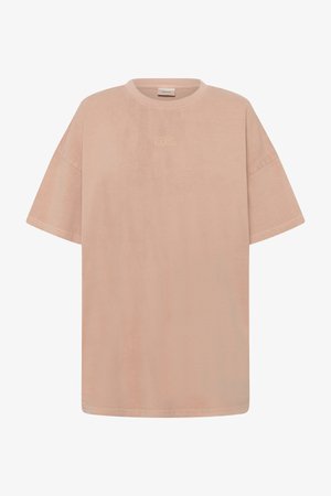 Jasnobrązowy, luźny T-shirt z krótkim rękawem, okrągłym dekoltem i subtelnym wytłoczonym logo na środku klatki piersiowej.