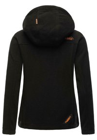 Svart fleecejacka med huva, med en orange logotyp på övre delen av ryggen och en triangular etikett nära fållen. Mjuk textur, strömlinjeformad design.