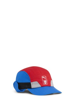 Rode, blauwe en grijze Puma-pet met oorflappen en een Transformers-logo op het voorpaneel, getoond op een witte achtergrond.