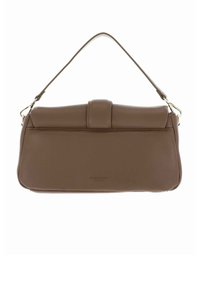 Sac à main en cuir marron au design structuré, avec une poignée supérieure et une fermeture à rabat horizontale. Marque discrète à l'avant. Texture lisse.