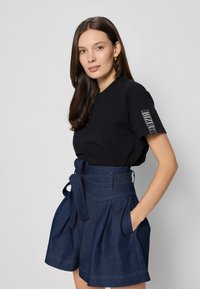 BIZUU TISHAM - T-shirt print - black