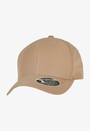 Casquette beige avec un design structuré, visière incurvée et technologie Flexfit. Dotée d'une étiquette ovale avec la marque "110" et "One Ten".