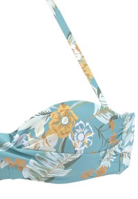 Top bikini floreale con una base azzurra chiara, motivi floreali gialli e bianchi, spalline regolabili e un dettaglio arricciato sui lati.