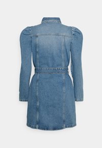 Jeansklänning med lång ärm, insnörd midja och rak skärning. Ljust blå färg med subtila sömnadsdetaljer och en klassisk krage.