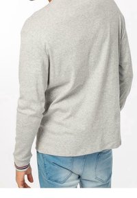 Jasnoszary długi rękaw koszulka wykonana z miękkiego materiału, z okrągłym dekoltem i kontrastowym paskowanym wykończeniem na mankietach.