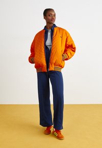 adidas Originals Bomber tipa jaka - unity orange/night indigo