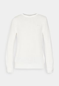 Pull blanc en maille à col rond avec manches longues et logo subtil sur la poitrine, présenté à plat.