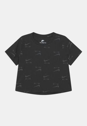 Zwart Nike T-shirt met korte mouwen met overal donkergrijze Nike swoosh-logo's en "AIR" tekstpatroon.