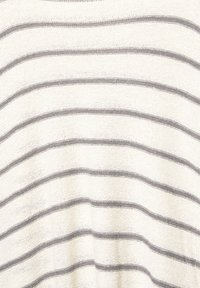 Tissu tricoté écru avec des rayures grises horizontalement espacées de manière uniforme, montrant une texture et de légères rides.