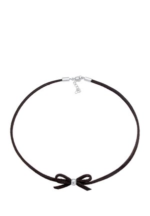 Collana choker in suede nero con una piccola perla centrale in argento e un dettaglio a fiocco, dotata di un semplice gancio con catena regolabile.
