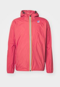 Rood lichtgewicht jack van waterafstotend materiaal, met een ritssluiting aan de voorkant, kap met trekkoorden en contrastritsen met gele accenten.