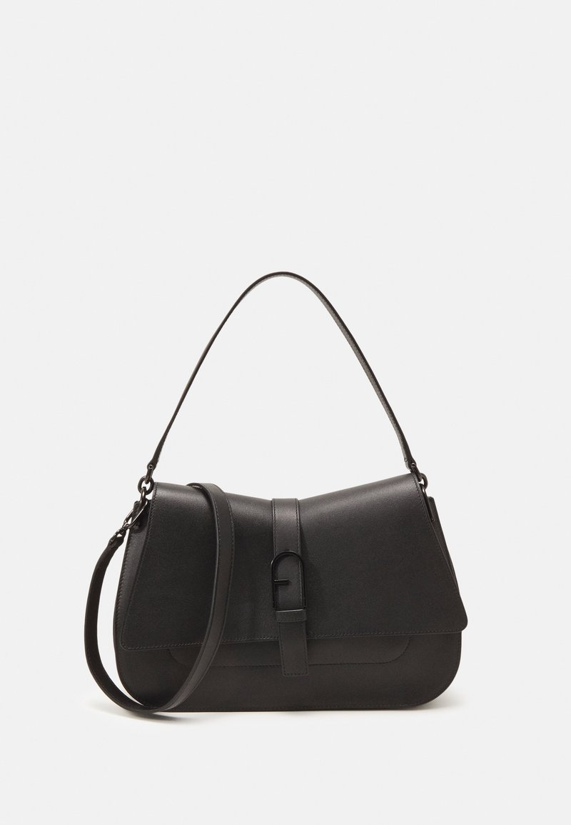 Borsa a tracolla in pelle nera con un design strutturato, una patta superiore e una tracolla staccabile. Presenta una chiusura a fibbia sul davanti e una trama liscia.