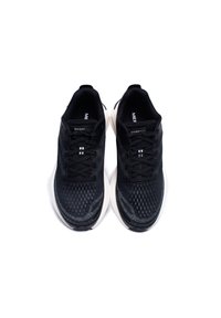 Zapatillas deportivas negras con parte superior texturizada, diseño con cordones y suela blanca. Presentan un cuello acolchado y un logo en la lengüeta.