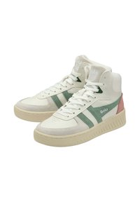 Baskets montantes avec un design blanc et vert, en matériaux en daim et en cuir, avec des accents texturés et un talon arrière rose.