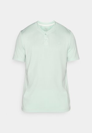 Mintovo zelené tričko Henley s krátkym rukávom, s textúrovaným rebrovaným dizajnom, dvojtlačidlovou légou a jemným logom na hrudníku.