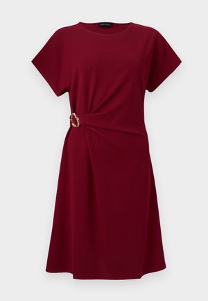 Μπορντό φόρεμα μήκους μέχρι το γόνατο με κοντά μανίκια, στρογγυλή λαιμόκοψη και υφασμάτινη drape συγκεντρωμένη στη μέση με λεπτομέρεια από χρυσή αγκράφα.