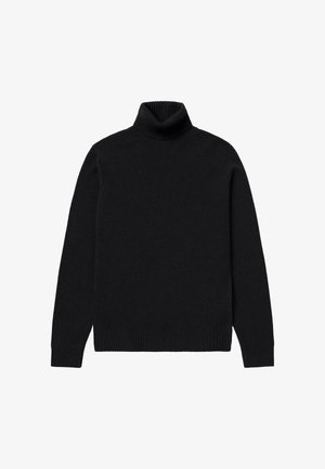 Suéter negro de cuello alto hecho de material suave, con un cuello y puños acanalados, un ajuste clásico y relajado, y costuras mínimas.