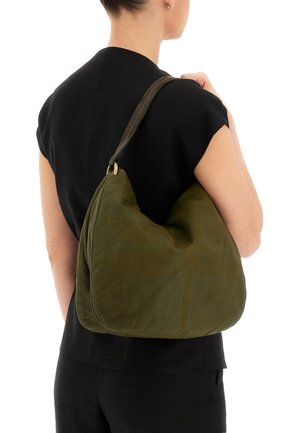Borsa hobo in pelle verde oliva con texture morbida, caratterizzata da un sottile motivo di libellule. La borsa ha una lunga tracolla singola e una forma arrotondata.