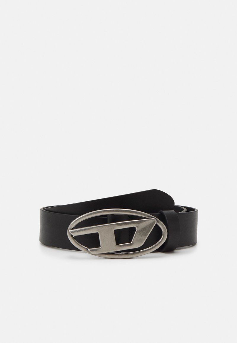 Ceinture en cuir noir avec une grande boucle métallique ovale dotée d'un design découpé géométrique. Texture lisse avec un style classique et minimaliste.