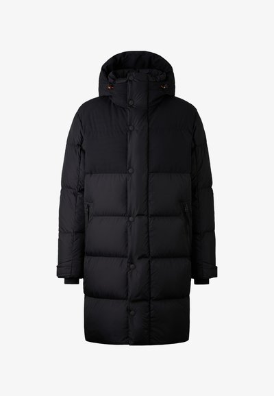 Langer schwarzer Daunenmantel mit Kapuze, ausgestattet mit Druckknöpfen, seitlichen Reißverschlusstaschen und einer gesteppten Textur.