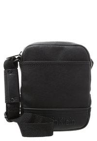 Borsa a tracolla sintetica nera con forma quadrata, tracolla regolabile, logo discreto sul fondo e texture liscia.