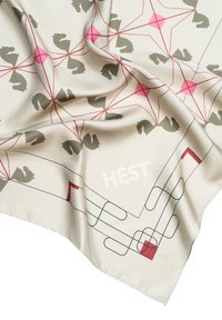 Silke skjerf med en kremfarget bakgrunn og et geometrisk mønster i oliven grønn og rosa, aksentert med røde linjer og ordet "HÉST" i lys tekst.
