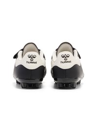Hummel HATTRICK - Fodboldstøvler til fast underlag - black white